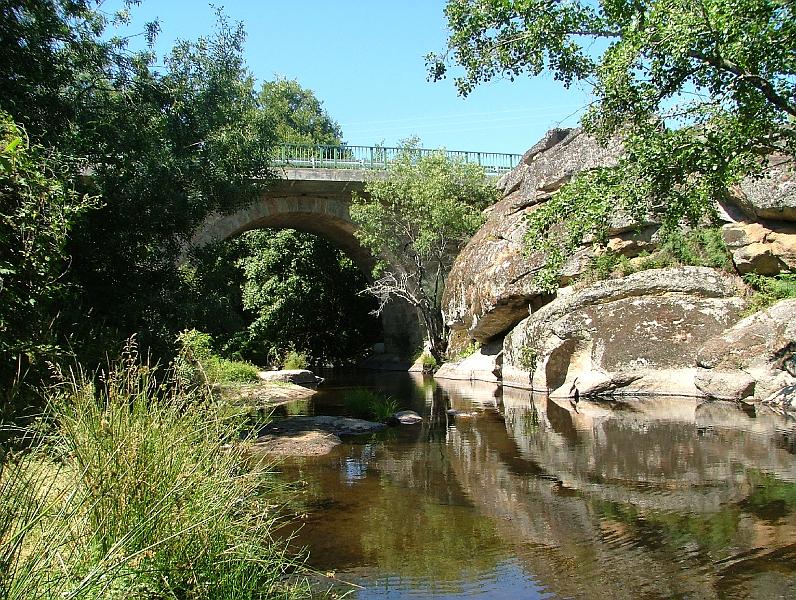 Ponte Romana no rio Calvo....JPG